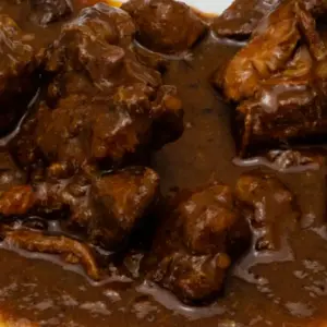 Wildschweingulasch mit Preiselbeeren verfeinert