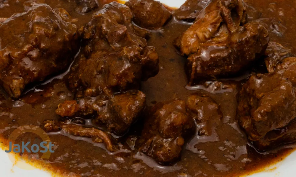 Wildschweingulasch mit Preiselbeeren verfeinert